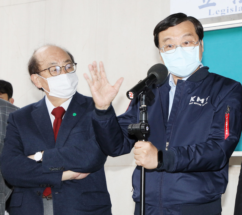 民進黨團總召柯建銘（左）、國民黨團總召曾銘宗（右）（資料照／中央社）