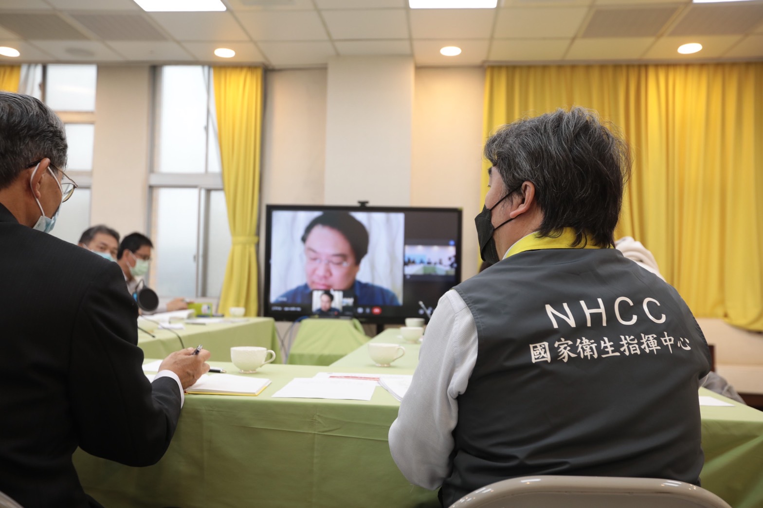 基隆疫情擴大，醫福會執行長王必勝親自坐鎮基隆市政府並與隔離中市長林右昌討論疫情。(基隆市政府提供)