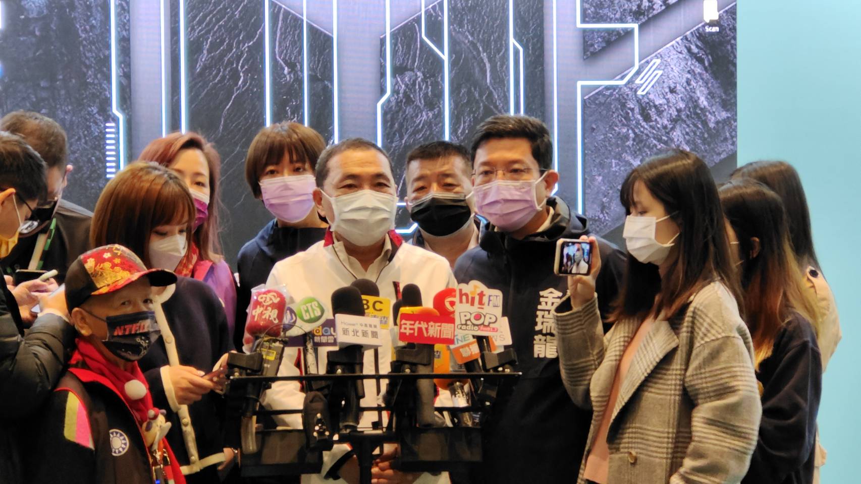 新北市長侯友宜28日上午受訪時證實，樹林科技廠群聚再新增1例確診。(王韋婷攝)