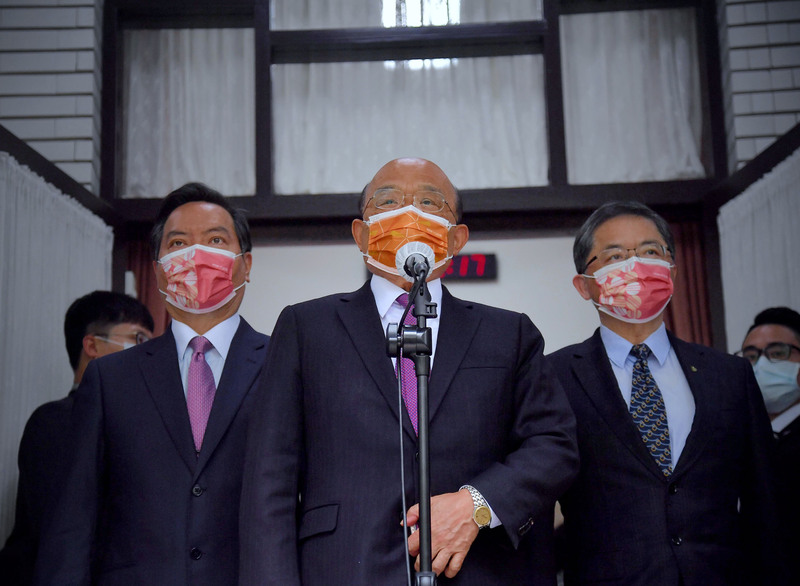 行政院長蘇貞昌（前中）。 (圖：中央社)