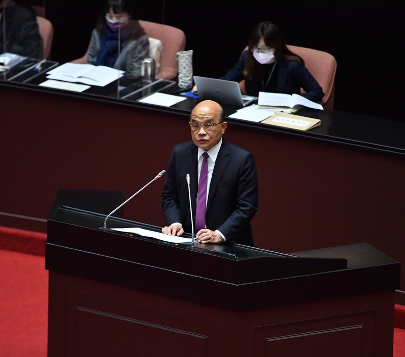 行政院長蘇貞昌（前）29日列席立法院會，就「0303興達電廠事故致全台停電」進行專案報告並備質詢。 (圖：中央社)