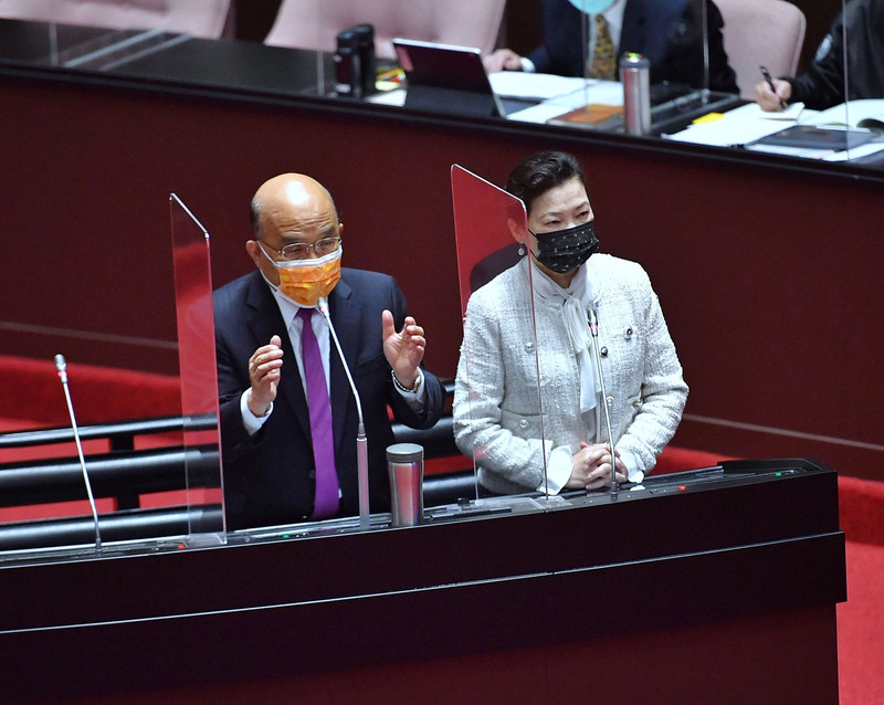 立法院會29日邀請行政院長蘇貞昌（左）率同相關部會首長列席，就「0303興達電廠事故致全台停電」進行專案報告並備質詢。圖右為經濟部長王美花。 (圖：中央社)