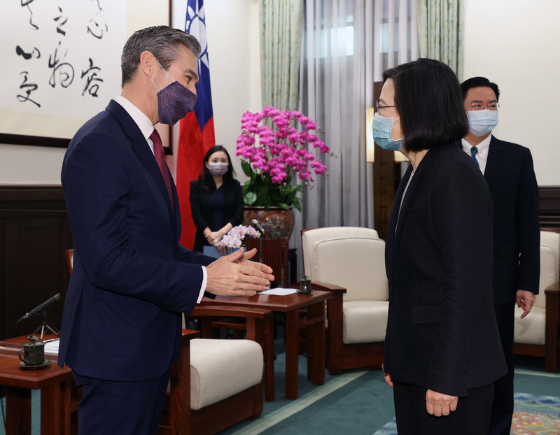 總統蔡英文（前右）29日在總統府，接見美國國家民主基金會會長威爾森（Damon Wilson）（左）。(圖：中央社)