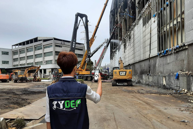 美福倉儲大火被桃園市政府依法開罰，卻遭到環保署撤銷引發爭議，行政院副院長鄭文燦辦公室表示，美福倉儲還可依空汙法再開罰。（桃園市政府環保局提供） (圖：中央社)