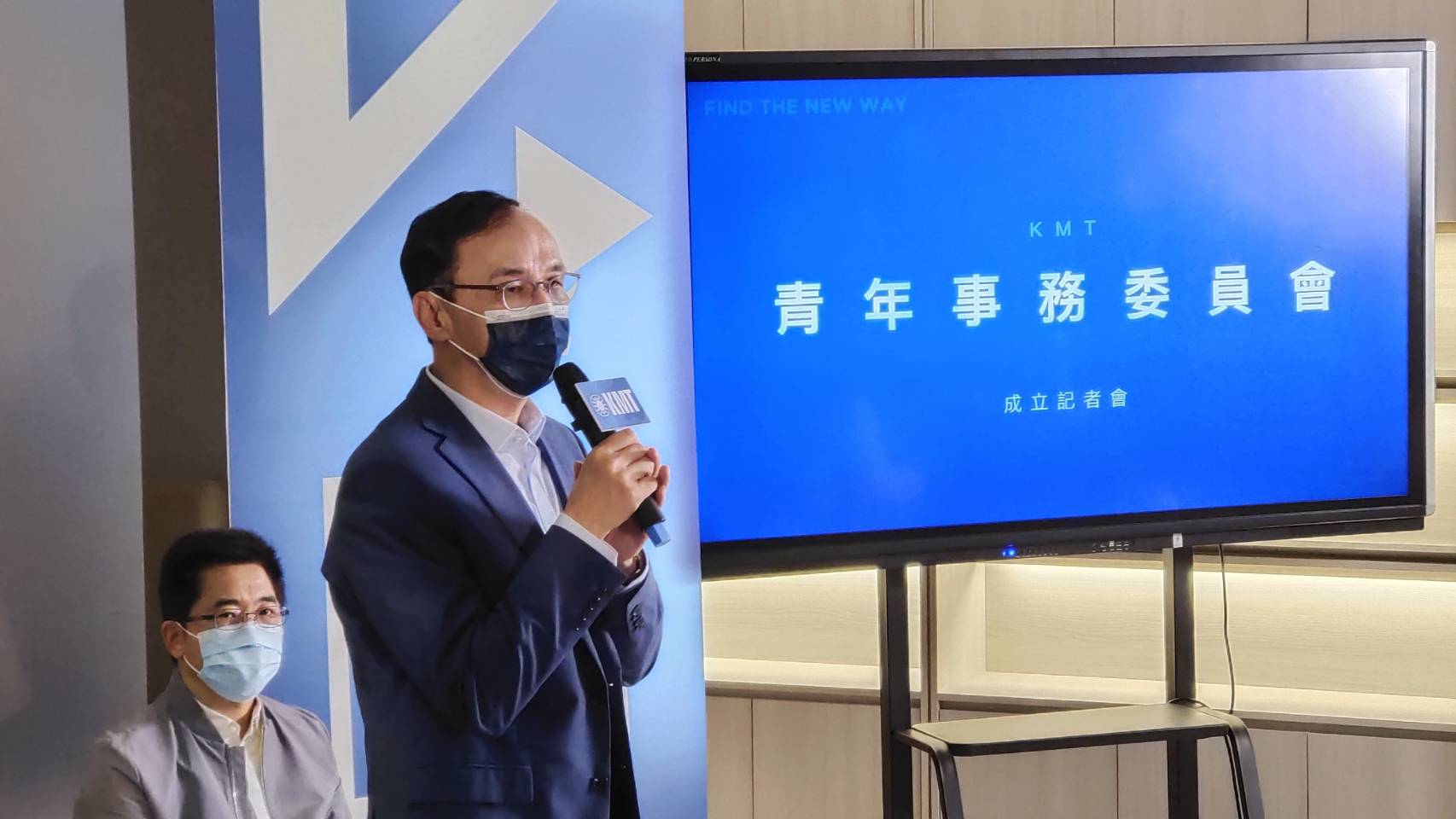 國民黨主席朱立倫表示，民進黨主張18歲公民權複決與大選一起舉辦，立場前後矛盾，應該向社會道歉。(王韋婷攝)