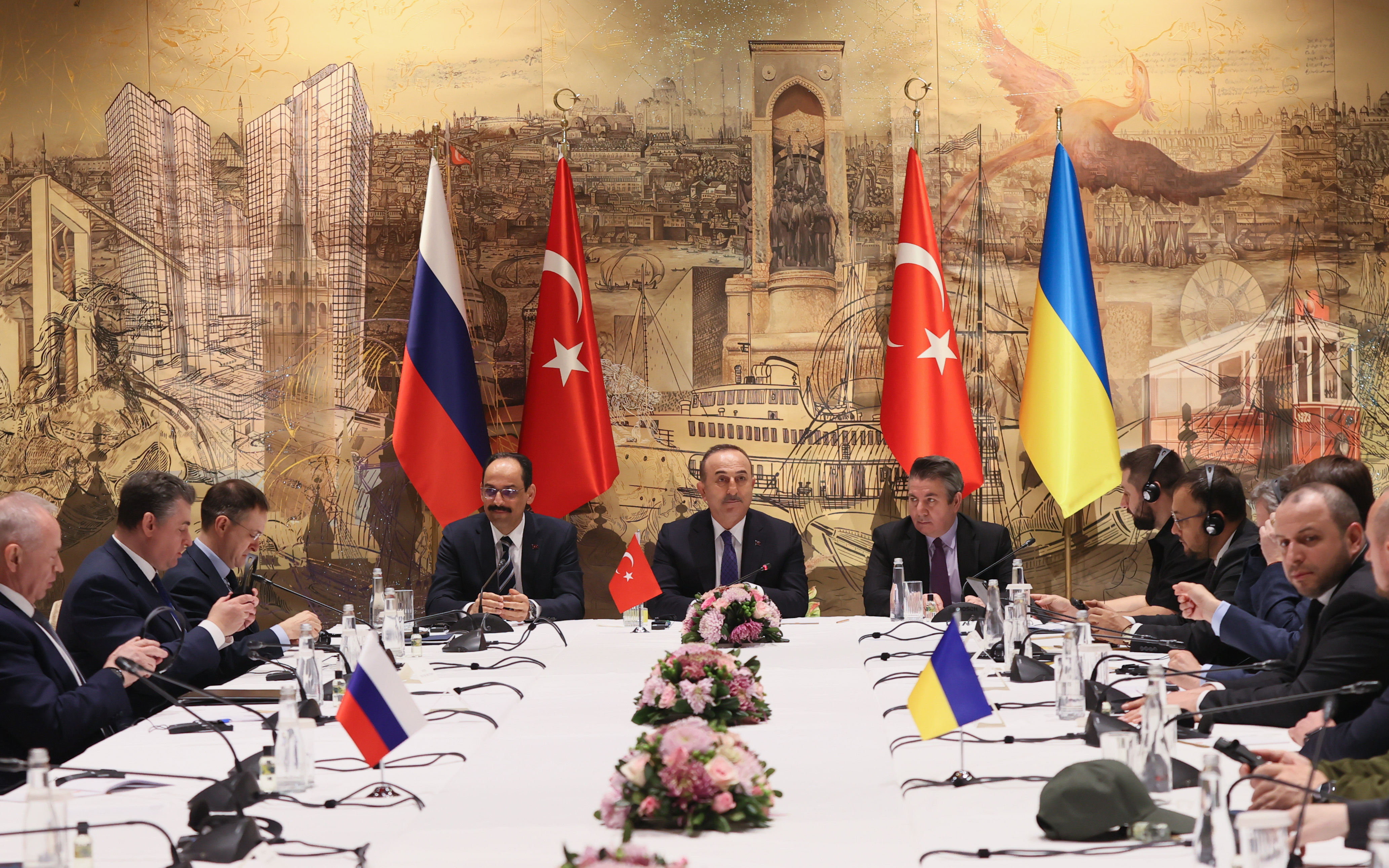 烏克蘭與俄羅斯兩國談判官員齊聚伊斯坦堡(Istanbul)，為結束戰爭而舉行的面對面會談，今天歷時約4個小時後結束。(AFP)