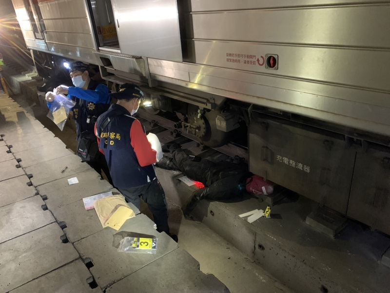 台鐵太魯閣號事故將滿週年，花蓮縣消防局29日深夜舉辦鐵路事故災害防救演練，模擬列車出軌，大量傷亡救援狀況，讓縣府各局處與鐵路局防災伙伴熟悉彼此應變機制，建立救援合作默契。（鐵路警察局提供） (圖：中央社)