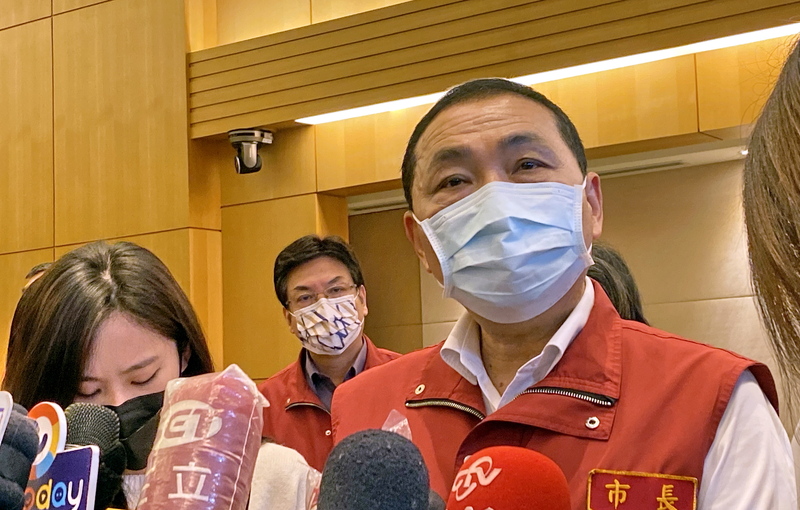新北市長侯友宜（前右）30日接受聯訪表示，機動篩檢站、雙和社區篩檢站，29日共篩檢377名，篩出2名陽性個案，疫情調查與中和公寓群聚有所接觸與關連性。 (圖：中央社)