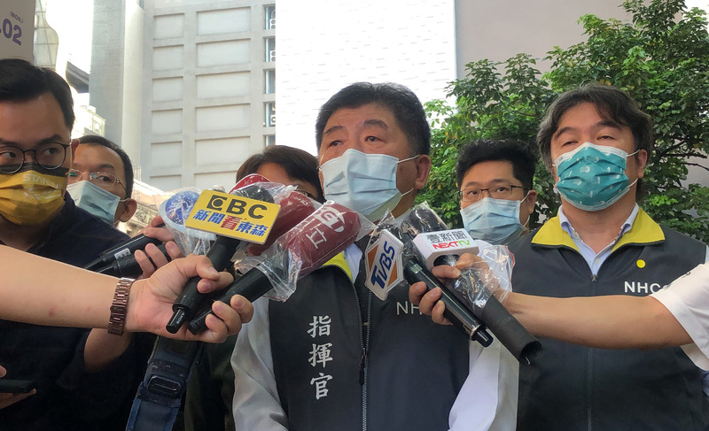 中央流行疫情指揮中心指揮官陳時中（右3）表示，中央流行疫情指揮中心正在修訂輕症居家照護指引 ，下周就會定案。資料照片。 (圖：中央社)