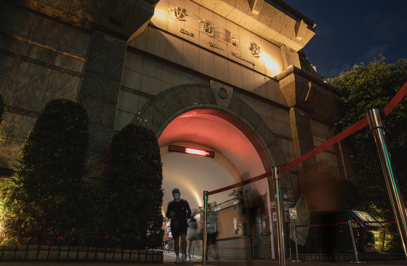 教育部近日邀集大專防疫長開會，宣布學校協助確診COVID-19、密切接觸的學生返家居家照護，將補助全額交通費。圖為世新大學。(資料照/圖:中央社)