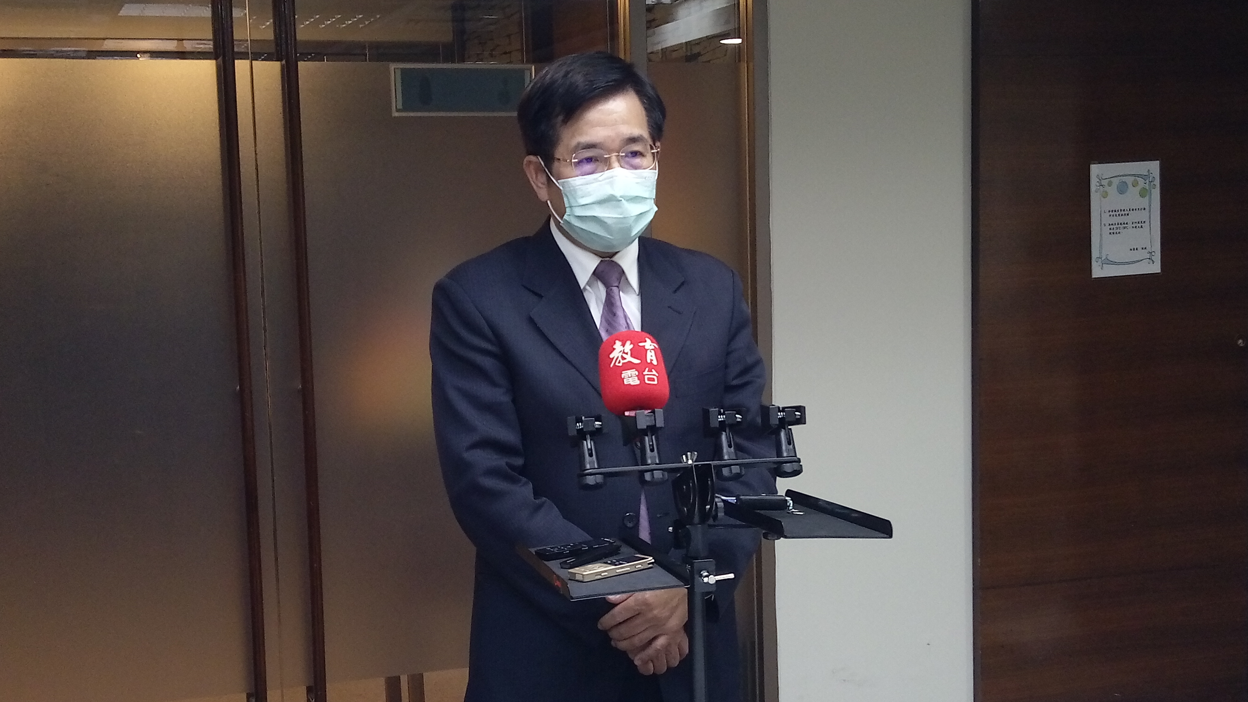 教育部長潘文忠在教育部部務會報前，回應學貸議題。(陳國維 攝)