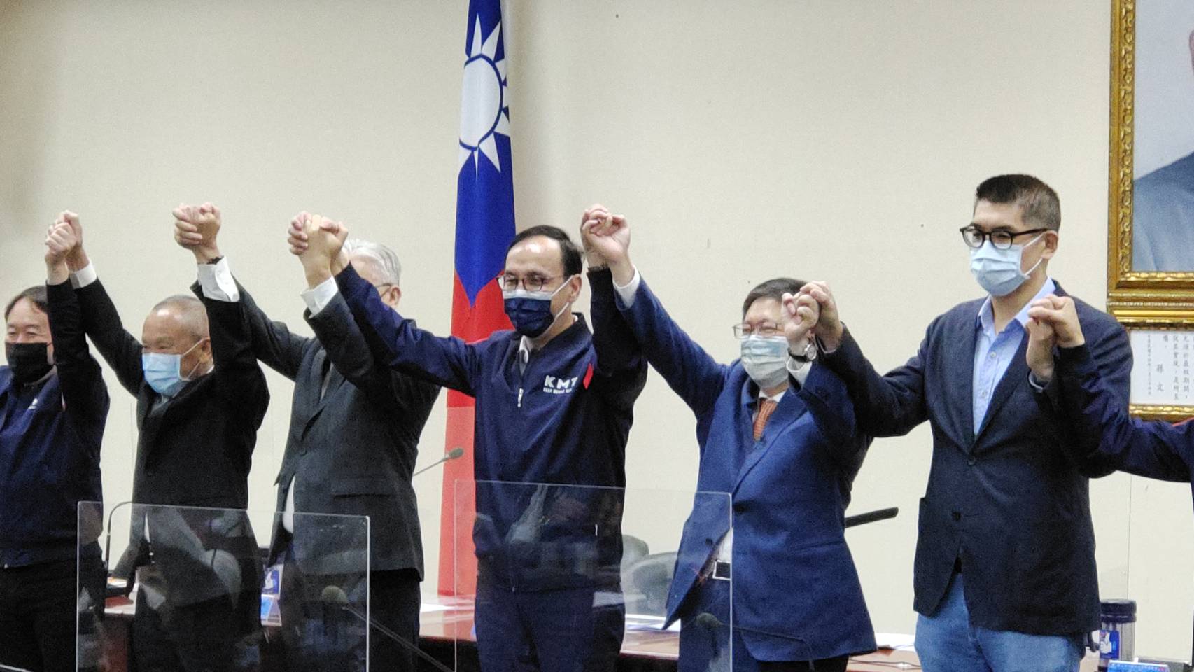 國民黨提名現任縣長楊文科(右二)，競選連任新竹縣長。(王韋婷攝)