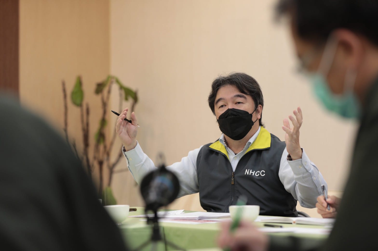 中央流行疫情指揮中心醫療應變組副組長王必勝連續多日坐鎮基隆協助處理疫情。(王必勝臉書)
