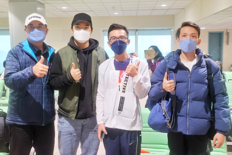 台灣隊29日勇奪「世界盃麵包大賽」冠軍，代表隊成員31日搭機返台。圖左起為教練吳武憲、選手徐少桓、武子靖、李忠威。 (圖：中央社)
