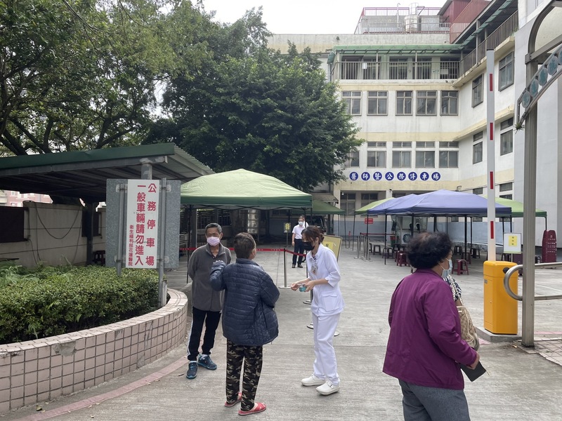 衛福部花蓮醫院傳出院內感染，門診與急診全停。圖為花蓮縣衛生局於部立花蓮醫院設立的快篩站。資料照片。 (圖：中央社)