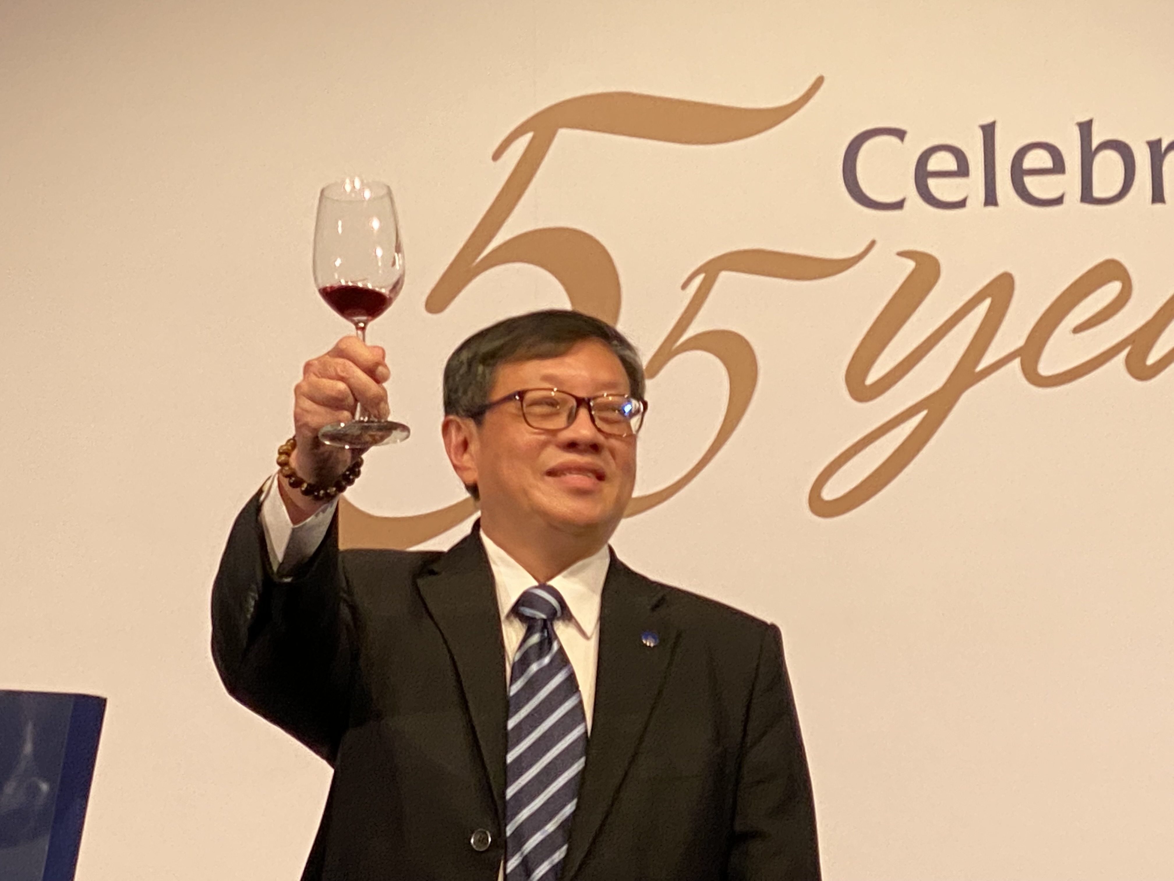 新加坡航空台灣分公司總經理蔡建華31日舉杯歡慶新航飛台55周年。(吳琍君 攝)