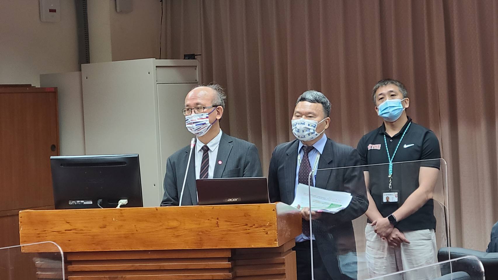 教育部次長兼體育署代理署長林騰蛟(左)今天(31日)在立法院教委會，就「國家培訓、儲訓選手與教練之津貼、薪資待遇之檢討及運動科學應用現況」進行專案報告。(江昭倫 攝)