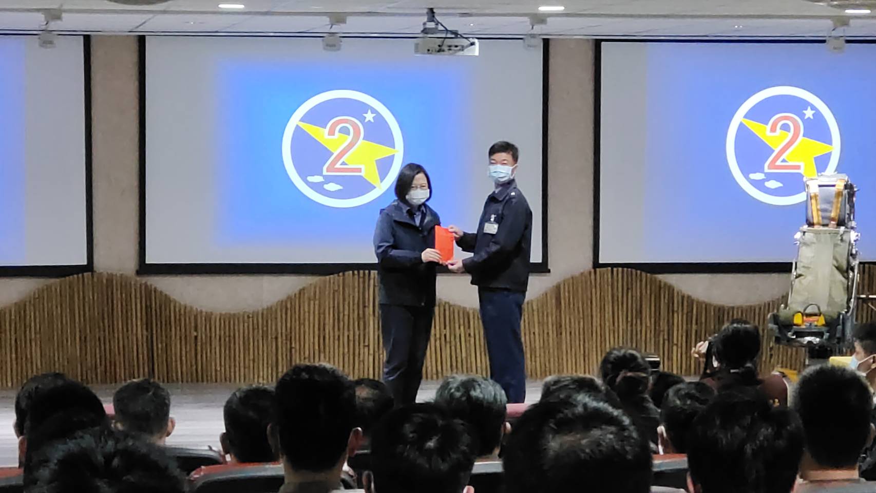 幻象2000完成天安特檢後復飛，蔡英文總統1日視導新竹二聯隊，並頒發加菜金。(王韋婷攝)