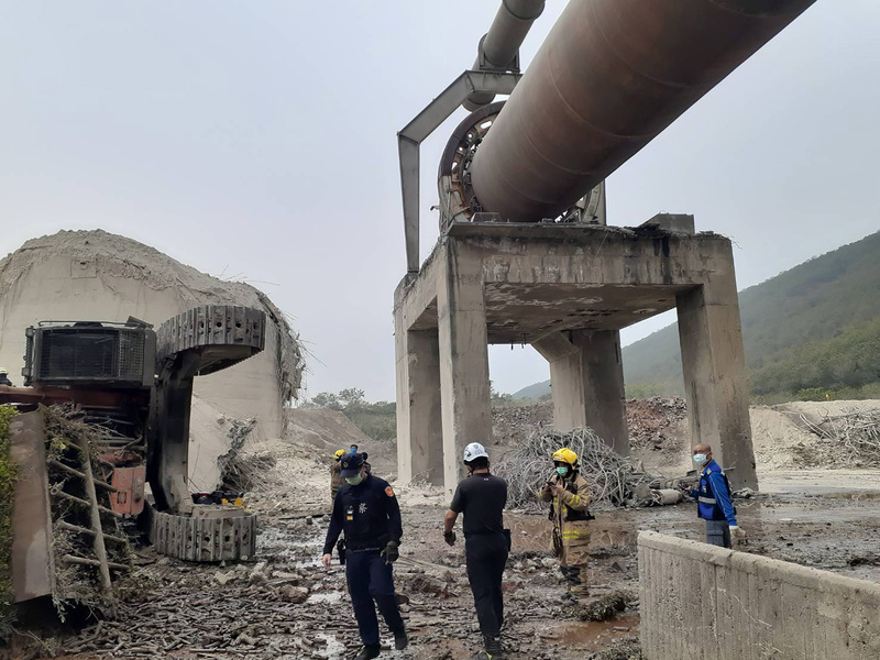 東南水泥廠施工不慎工安事故，檢警2日上午傳喚「東南水泥廠」曾姓工安負責人、委外下包商「炯德營造」王姓、林姓包商，以及曾姓吊車司機等4人，訊後依公共危險罪送辦。(楠梓警分局提供／中央社)