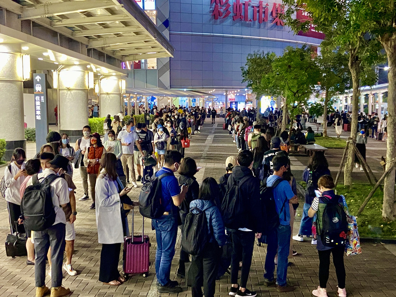 東南水泥事故波及雙鐵的清明疏運，行政院長蘇貞昌向旅客致歉，政府會再精進。圖為事故當天左營站擠滿等車乘客。(圖：中央社)