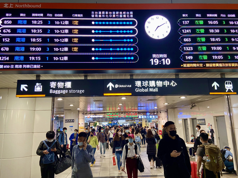 東南水泥包商1日拆除廠房時不慎撞倒電塔，高鐵左營站受波及，基於安全考量，台鐵也為配合台電修復電線等設備，自傍晚6時40分起執行楠梓到新左營站斷電，列車停駛，估計約2小時恢復。圖為台鐵新左營站外通道人潮不少。 (圖：中央社)