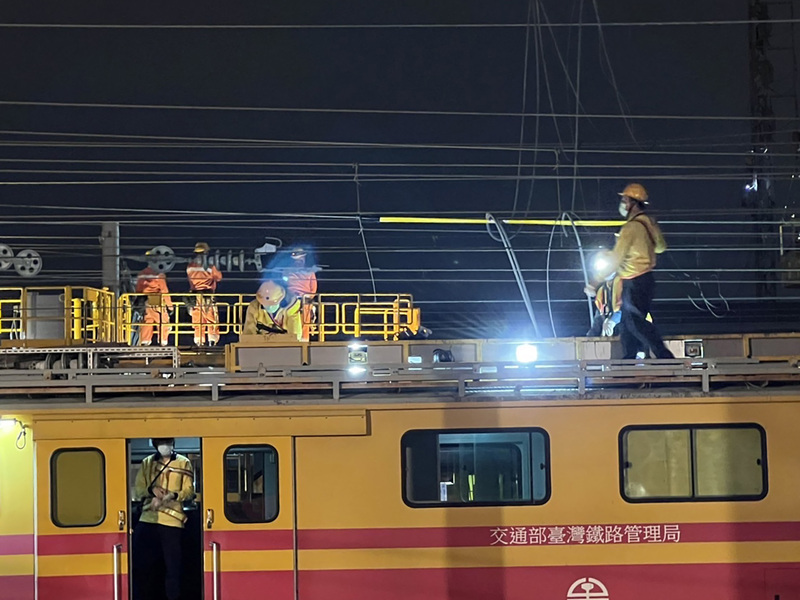 東南水泥廠工程造成台電電塔倒塌，影響高鐵運輸，台鐵事故路段同步斷電。(台電提供) (圖：中央社)
