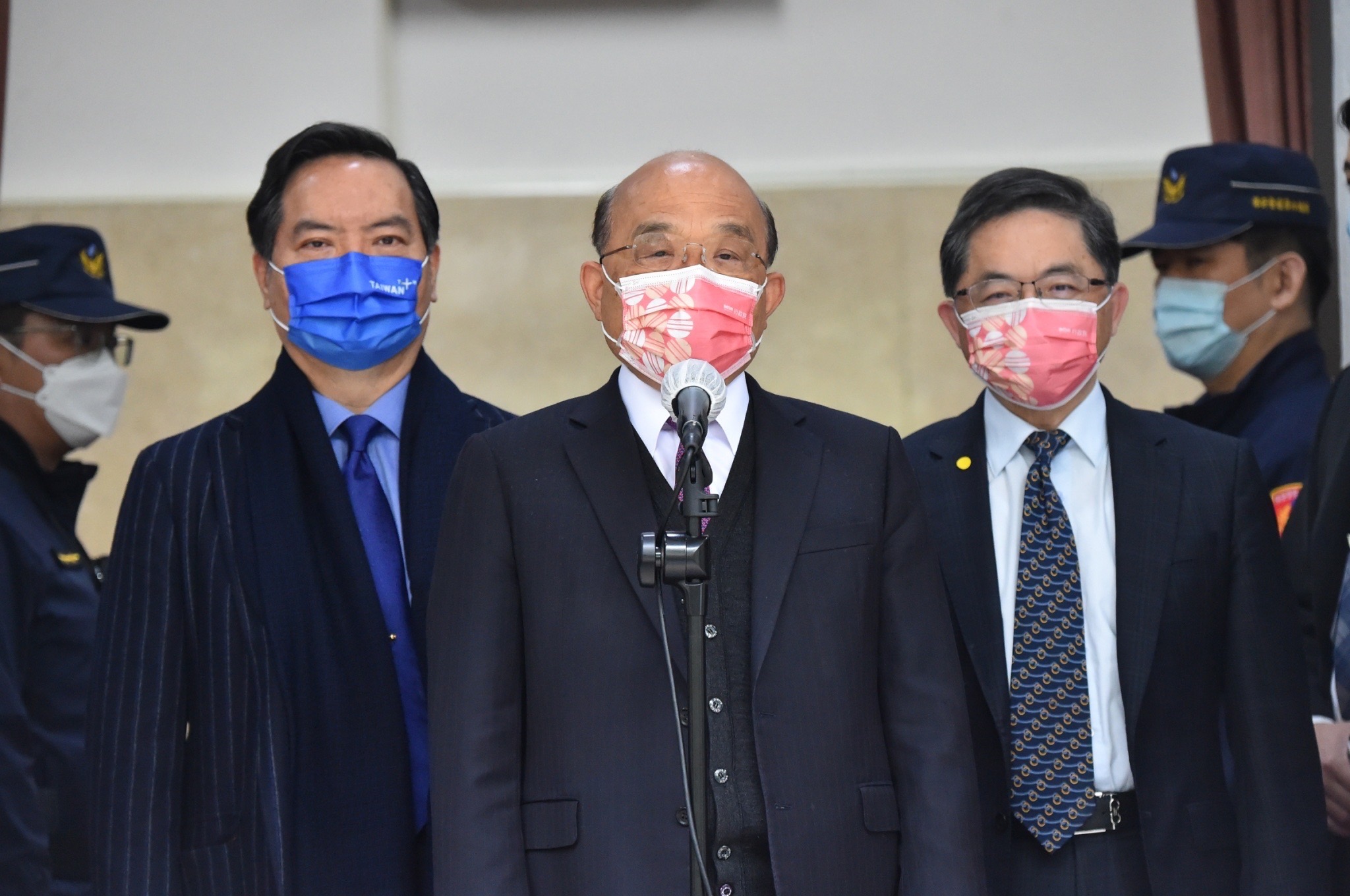疾管署副署長羅一鈞因防疫工作忙碌沒空洗衣服，行政院長蘇貞昌催婚，並說新婚夫妻有租金加碼補貼，請羅一鈞考慮看看。(行政院提供)
