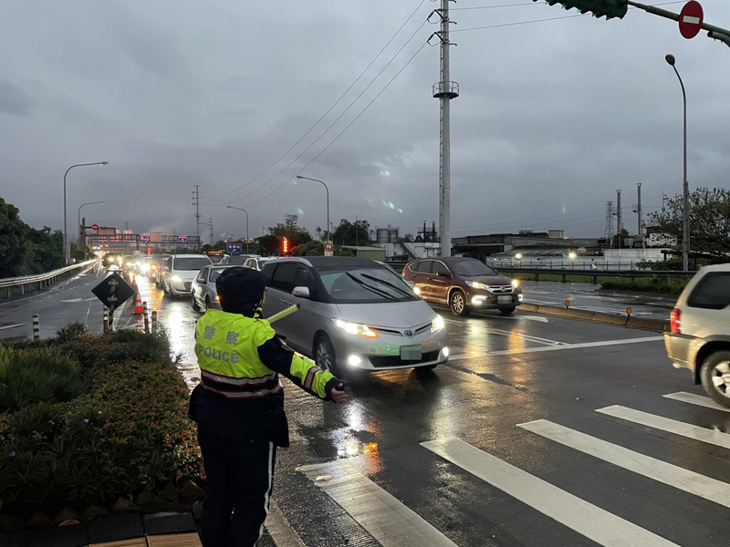 清明連假第2天，高公局預估國道1號南向楊梅-新竹等7個路段，恐車多壅塞。圖為清明連假首日蘇花公路路況。 (圖：中央社)