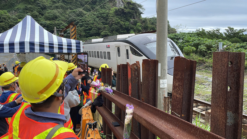 太魯閣號事故滿週年，40多名罹難者家屬2日前往事故現場憑弔，台鐵408車次經過時停下鳴笛，向家屬致意。 (圖：中央社)