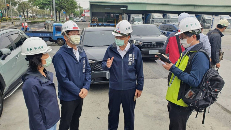 高雄市政府2日針對東南水泥集團及炯德營造廠在高雄市共7處營建工地執行聯合專案稽查，專案小組一早由秘書長郭添貴（左2）率工務局長楊欽富（左3）及環保局長張瑞琿（左1）等前往稽查。（高雄市政府提供） (圖：中央社)