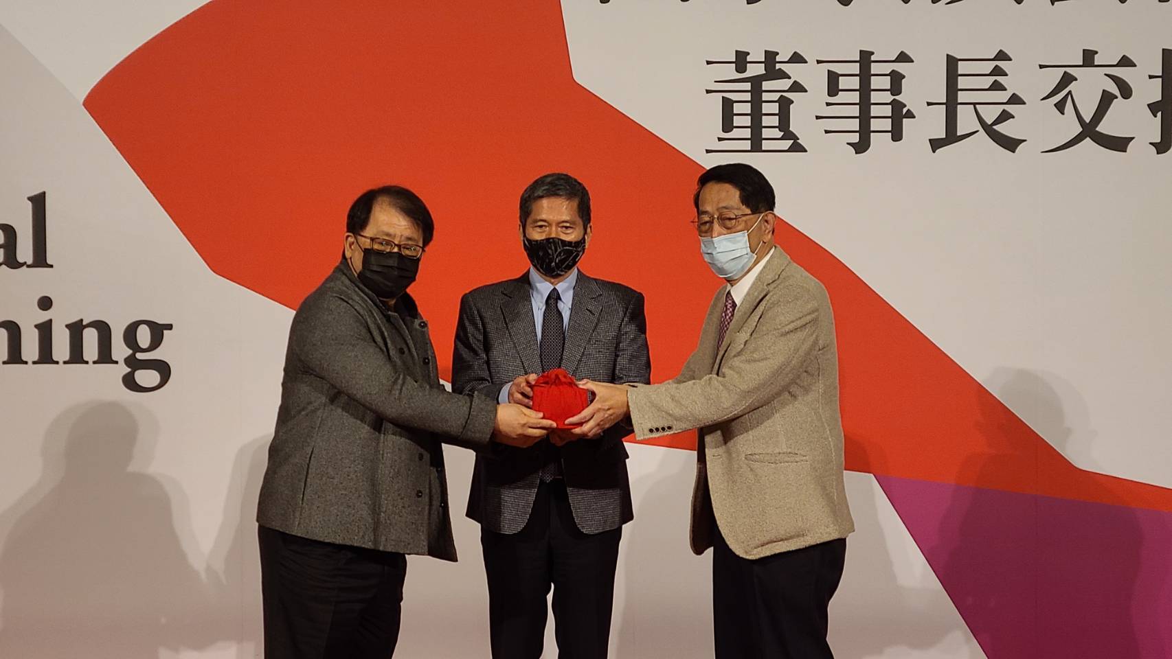 國家表演藝術中心今天(2日)進行第二、三屆董事長交接典禮，由文化部長李永得(中)擔任監交人，朱宗慶(左)兩任任期屆滿，由企業家高志尚(右)接任第三屆董事長。(江昭倫 攝)