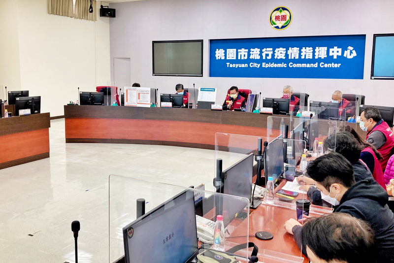 桃園市長鄭文燦（後中）表示，依據中央流行疫情指揮中心公告顯示，桃園市3日共新增COVID-19本土確診者22例及境外移入18例，年齡介於10歲以下至80多歲。（桃園市政府新聞處提供）