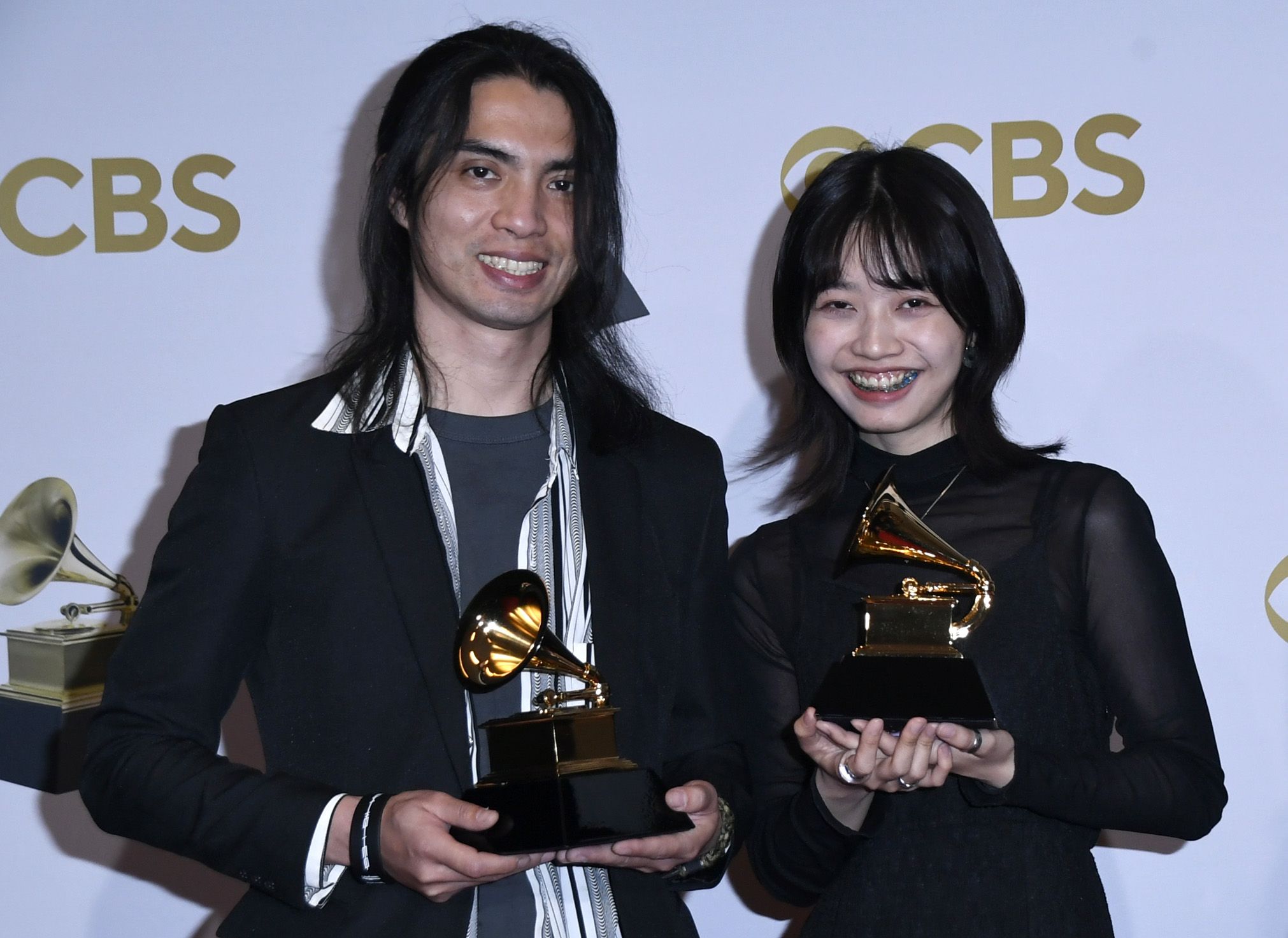 台灣新銳設計師李政瀚（右）、于薇以「八歌浪Pakelang」專輯封面設計，3日獲得第64屆葛萊美獎最佳專輯設計包裝獎。(AFP)