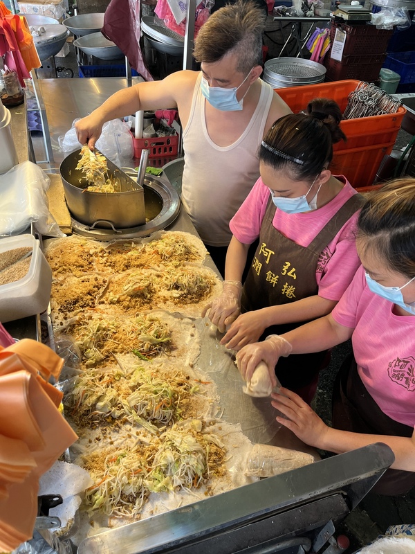 台灣人清明節吃潤餅已結合了節氣飲食、移民文化與在地創新的元素。 (圖：中央社)