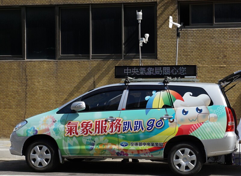 氣象署今天(4日)在鎮瀾官前播報氣象，後續在遶境沿途的廟宇也將舉辦天氣播報快閃活。(氣象局資料照)(圖：中央社)