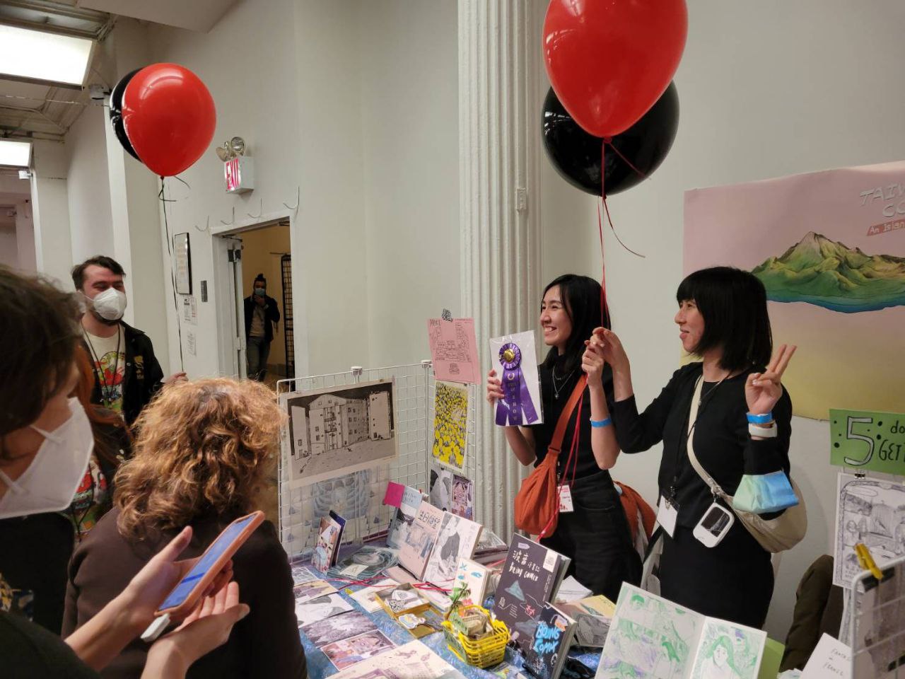 漫畫家房瑞儀(右起)及劉倩帆以共同創辦發行的《波音漫畫誌BO_ING_COMIX》參加2022紐約漫畫及卡通博物館藝術節。(文化部提供)