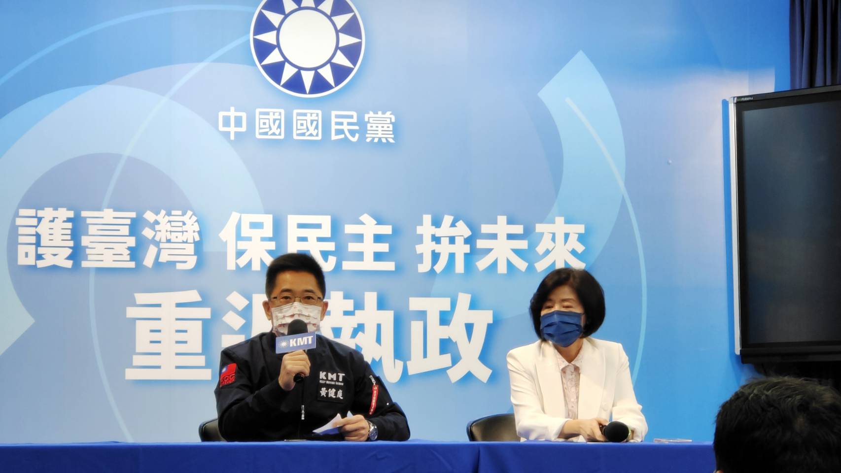 國民黨祕書長黃健庭(左)6日下午還原與台北市議員羅智強溝通參選桃園市長一事的過程。(王韋婷攝)