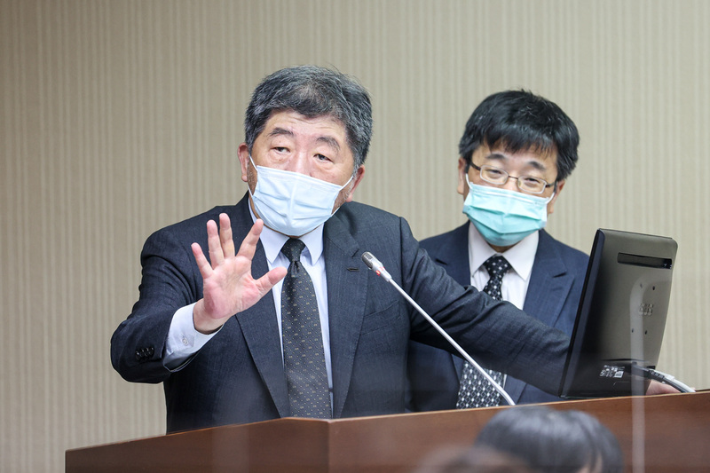 立法院社會福利及衛生環境委員會7日邀請衛福部長陳時中（左）列席報告並備詢，會前他接受媒體聯訪時提及，已準備大規模採購COVID-19口服藥物。右為疾管署長周志浩。(圖：中央社)