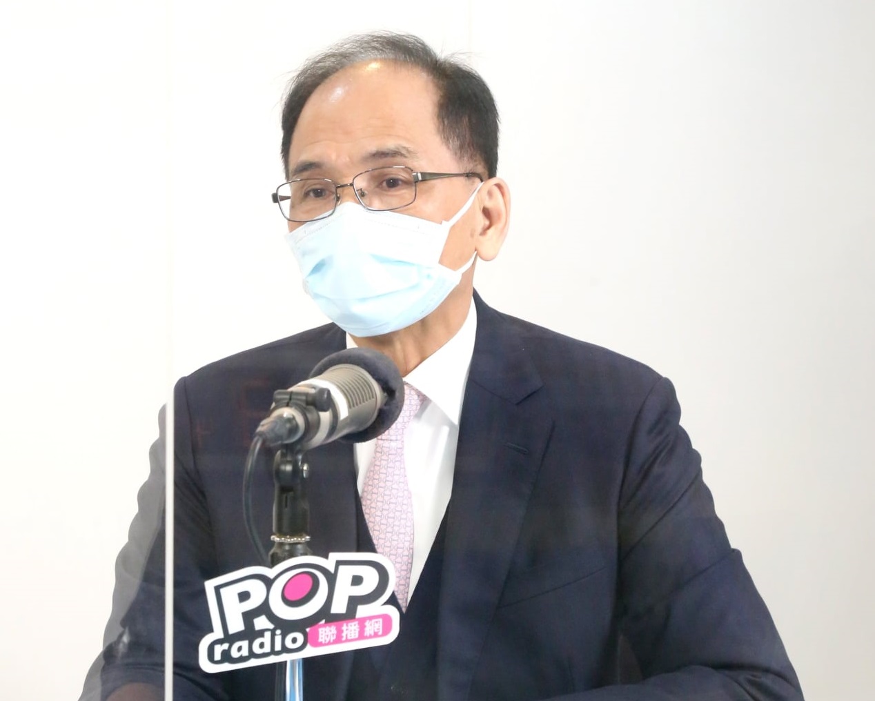 立法院長游錫堃受訪時表示，目前立委檢測皆為陰性，但萬一疫情有新發展，原則上若有2位立委染疫，就會採取視訊會議方式開會。（圖：POP搶先爆製作單位提供）