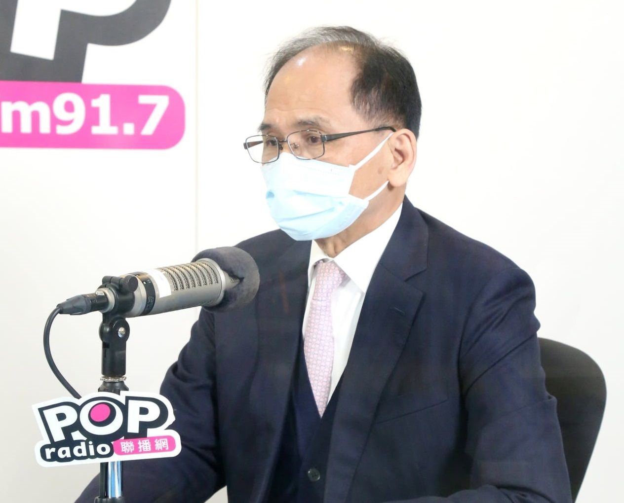 立法院長游錫堃接受《POP Radio》台北流行廣播電台《POP搶先爆》節目專訪。（圖：POP搶先爆製作單位提供）