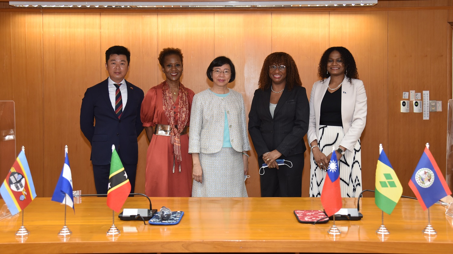 邦交國駐台大使館組團參訪國家圖書館。(國家圖書館提供)