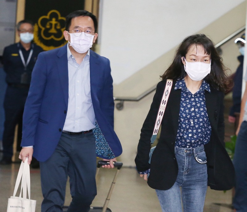 最高法院駁回陳致中(前左)上訴，判刑1年定讞。此外，最高法院也駁回陳水扁的媳婦黃睿靚(前右)上訴，黃睿靚獲緩刑確定。(資料照/中央社)