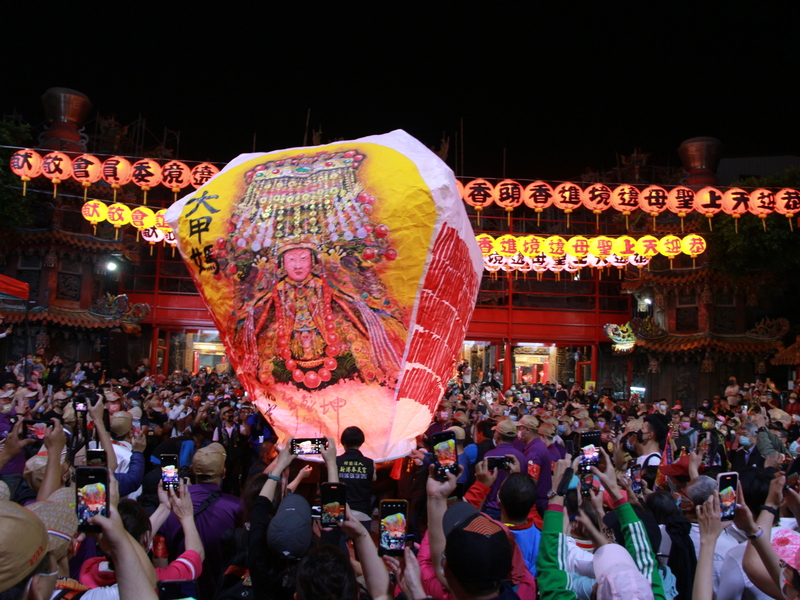大甲鎮瀾宮媽祖8日晚上起駕，展開9天8夜遶境進香活動，廟方晚間7時30分施放巨型天燈祈福。(圖：中央社)