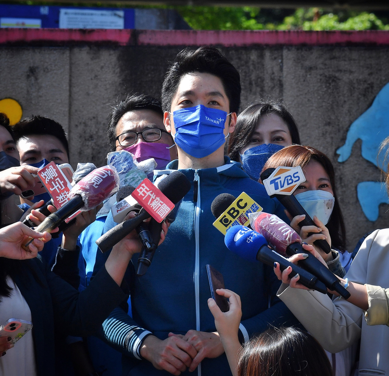 備戰台北市長選戰的國民黨立委蔣萬安9日上午出席健行活動前受訪表示，從8日開始出現不少中正紀念堂轉型的討論，這是好事，持開放態度，讓社會充分溝通與對話，提出具有視野、歷史高度的看法，就是他的本意。 (圖：中央社)