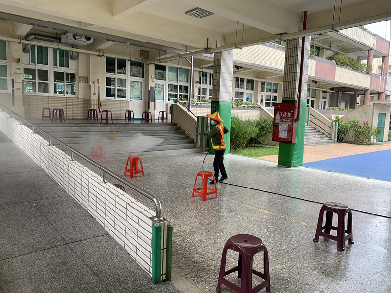 嘉義市嘉北國小3名學生PCR採檢陽性，中央9日尚未公布案號，嘉義市政府表示，學校將停課至18日，採檢500多名教職員生，並加強校內環境清消。（嘉義市政府提供）