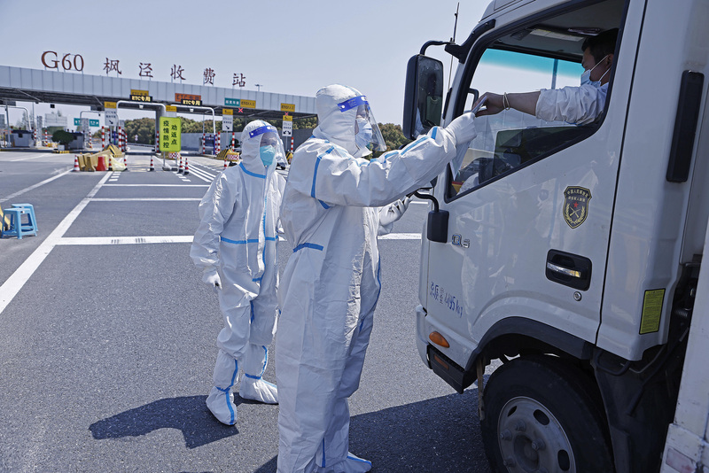 圖為上海警方在高速公路收費站查驗車輛。 (圖：中央社檔案照片)