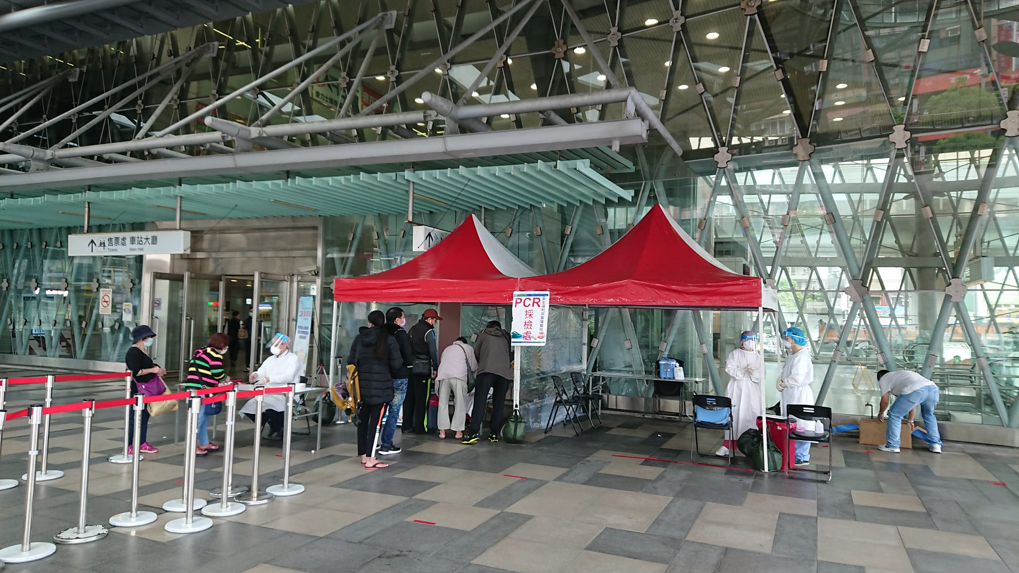 國外經濟專家認為可觀察新加坡、南韓做為借鏡，預估不致於出現香港封鎖或經濟大幅衰退的現象，唯有與病毒共存，經濟才能正常復甦。台灣圖為基隆市在基隆車站設置之採檢站。（王必勝臉書）