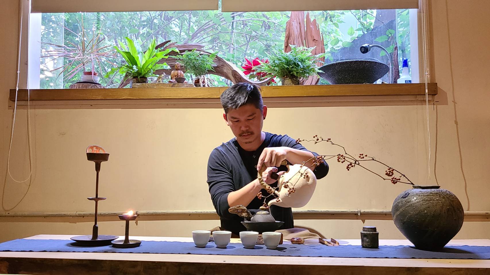 在地鶯歌人郭詩謙透過「大謙堂」，打造具體生活體驗與分享交流的茶食空間與美學空間，希望為鶯歌陶藝產業找到新出路。(江昭倫 攝)