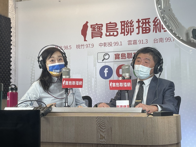 中央流行疫情指揮中心指揮官、衛福部長陳時中（右）12日上午接受媒體人周玉蔻（左）主持的廣播節目「新聞放鞭炮」邀約，就COVID-19防疫議題進行專訪。 (圖：中央社)