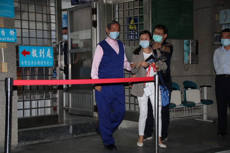 統促黨總裁張安樂（左）與黨幹部接駕大甲媽祖鑾轎涉滋事，彰化地檢署發傳票通知張安樂12日到案說明，檢察官訊問後，諭知新台幣30萬元交保。 (圖：中央社)